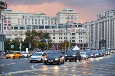 Moscow, Rusya Federasyonu - 22 Eylül. 2018. trafik tiyatro geçit başkentin ana caddelerinden biri