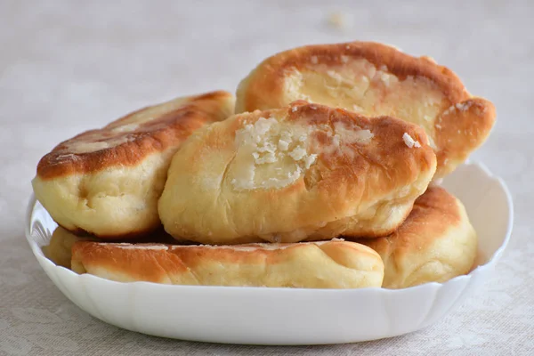 Teller Mit Leckeren Frittierten Kuchen — Stockfoto