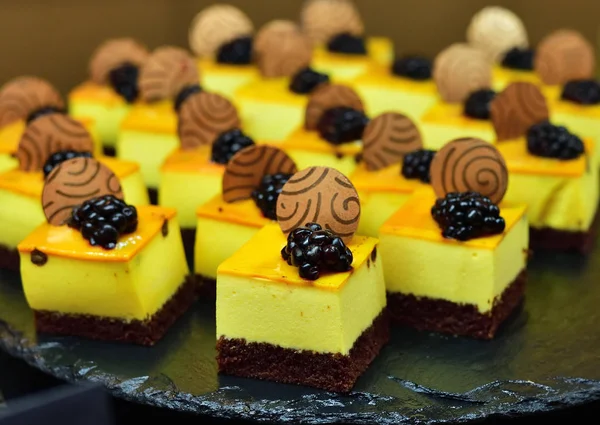 küçük porsiyon meyve tatlı bir çilek ile bölünmüş