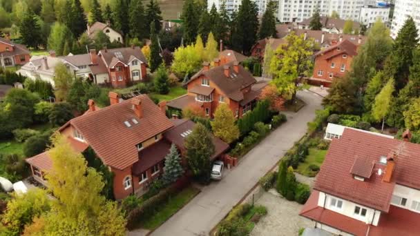 Blick von oben auf ein schönes Hüttendorf im Herbst — Stockvideo