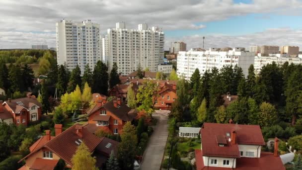 Schöne Ferienhaussiedlung in der Nähe von Moskau in Russland — Stockvideo