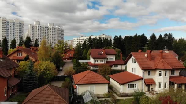 Одноэтажные жилые дома на фоне высотных зданий в России — стоковое видео