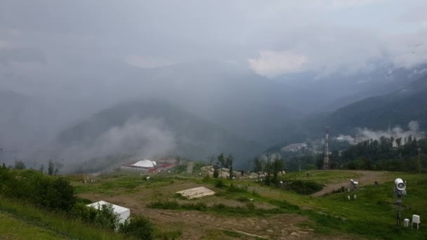 Sochi, Rusya Federasyonu - 2 Haziran. 2018. Kayak Merkezi Rosa Khutor sisli gün — Stok video