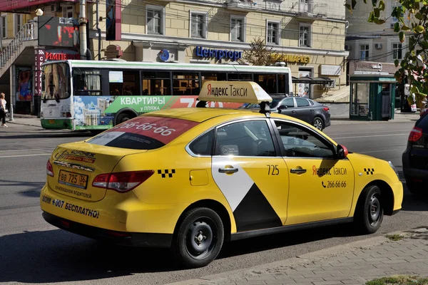 Voronezh, Rusko - 23. srpna. 2018 auto Yandex Taxi - online Smluvní doprava prostřednictvím mobilní aplikace — Stock fotografie