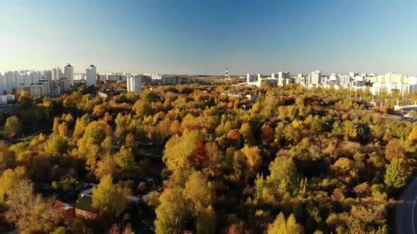 Зеленоградский район Москвы осенью, Россия — стоковое видео