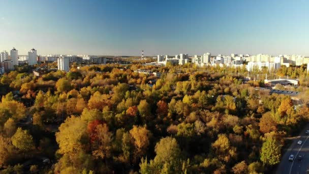 Kollégiumi terület Zelenograd kerületében Moszkva ősszel, Oroszország — Stock videók