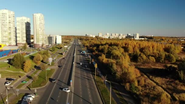 Moskva, Rusko - 11. října. 2018. provoz na Georgievsky Avenue v Zelenograd — Stock video