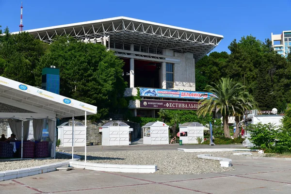 Sochi, Rusia - 2 de junio. 2018. Edificio de delfinario en la calle Primorskaya —  Fotos de Stock