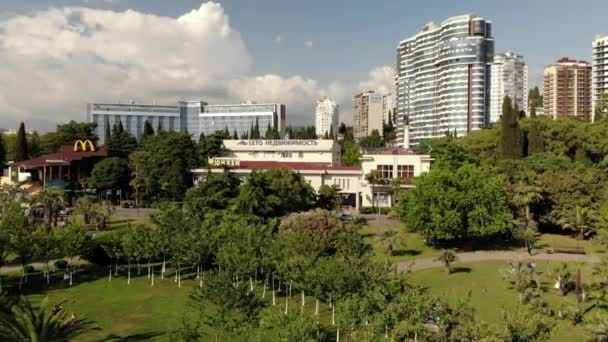 Сочи, Россия - 2 июня. 2018 год. Кооперативный сквер - парк в центре города — стоковое видео