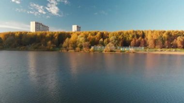 Moskova, Rusya'nın Zelenograd yönetim bölgesinde Shkolnoe göl üzerinde uçuş