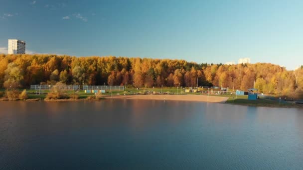 Let nad Shkolnoe jezero v okrese Zelenograd Moskva, Rusko — Stock video