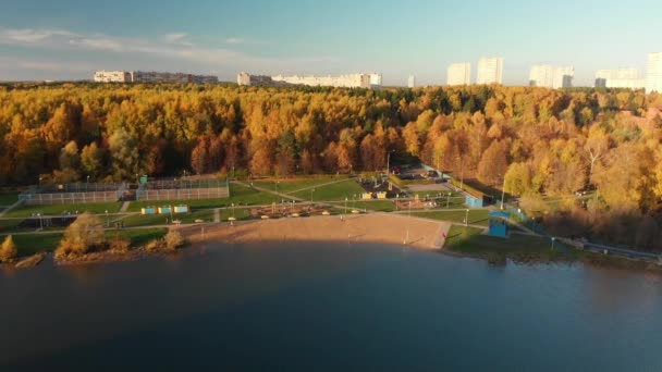 Flug über den Shkolnoe-See in Zelenograd bei Moskau, Russland — Stockvideo