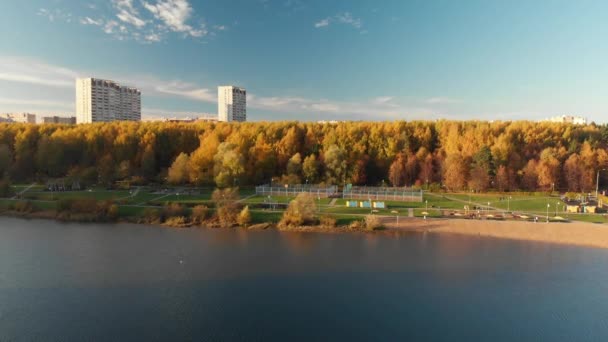 Πτήση πάνω από την λίμνη Shkolnoe στη Zelenograd της Μόσχας, Ρωσία — Αρχείο Βίντεο