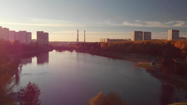 Volo Al tramonto sul lago Shkolnoe a Zelenograd di Mosca, Russia — Video Stock