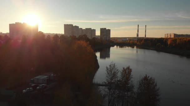 Vuelo en el atardecer sobre el lago Shkolnoe en Zelenograd de Moscú, Rusia — Vídeos de Stock