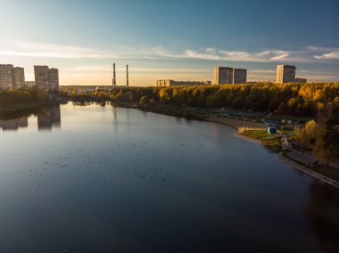 Günbatımı üzerinde Shkolnoe Gölü Zelenograd, Moskova, Rusya