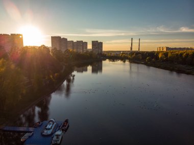 Günbatımı üzerinde Shkolnoe Gölü Zelenograd, Moskova, Rusya