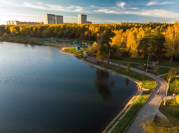 Lago Shkolnoe em Zelenograd de Moscou, Rússia — Fotografia de Stock