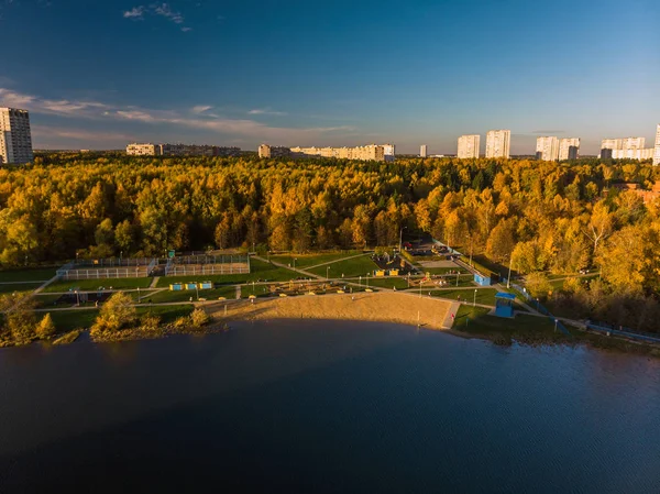 Lago Shkolnoe en Zelenograd de Moscú, Rusia — Foto de Stock