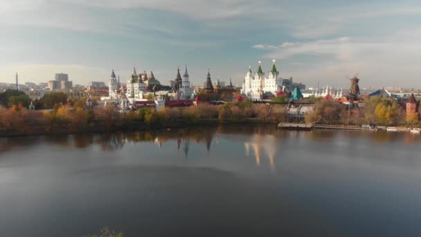 Vlucht over zilver-druif vijver naar het Izmailovsky Kremlin in Moskou, Rusland — Stockvideo