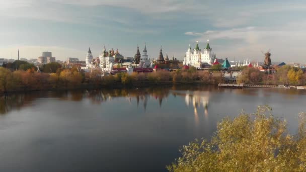 Flug über den Silbertraubenteich zum izmailovsky kremlin in Moskau, Russland — Stockvideo