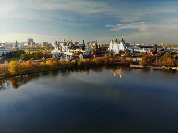 Ασημί-σταφύλι λιμνούλα και Izmailovo Κρεμλίνο στη Μόσχα, Ρωσία — Φωτογραφία Αρχείου