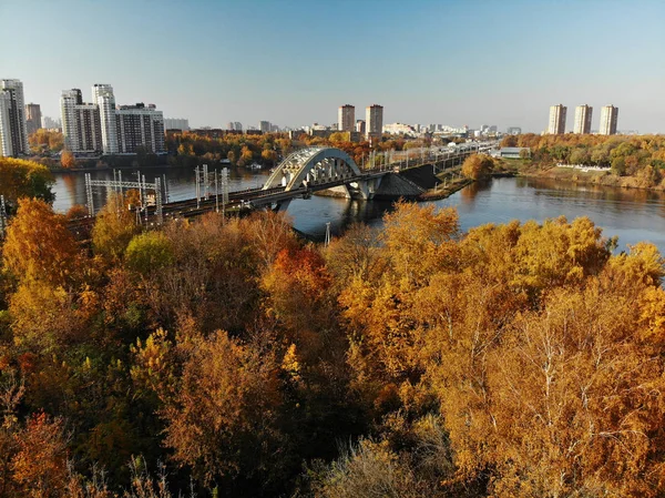 Spoorwegbrug over rivier in Chimki stad, Rusland — Stockfoto