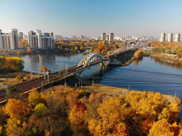 Spoorwegbrug over rivier in Chimki stad, Rusland — Stockfoto