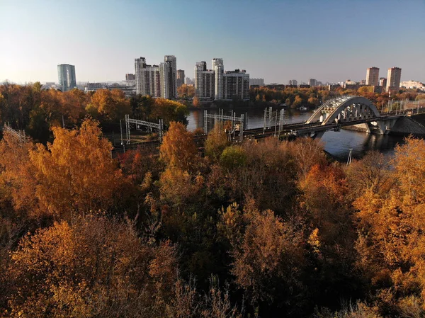 Vue de dessus de la ville de Khimki et pont ferroviaire en automne, Russie — Photo