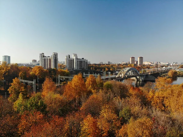 希姆基和铁路大桥在俄罗斯秋季的顶部景观 — 图库照片