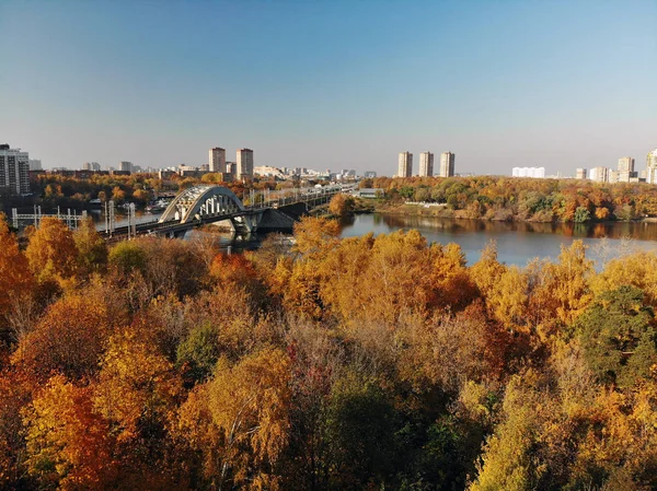 Sonbahar, Rusya Khimki şehir ve demiryolu köprüsü üstten görünüm — Stok fotoğraf