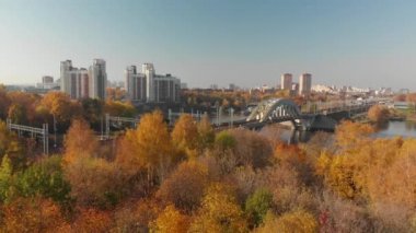 Demiryolu Köprüsü üzerinden nehir şehirde Khimki, Rusya Federasyonu