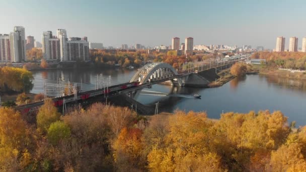 Залізничний міст через річку в місті Химки, Росія — стокове відео