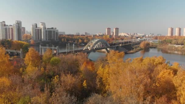 Залізничний міст через річку в місті Химки, Росія — стокове відео