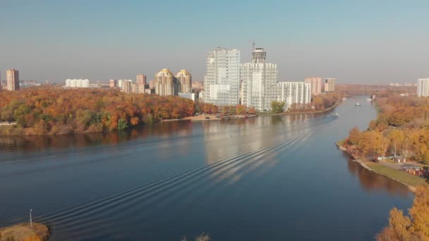 Vuelo sobre el Canal de Moscú en Khimki, Rusia — Vídeo de stock