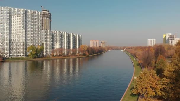 Blick von oben auf den Moskauer Kanal in Chimki, Russland — Stockvideo