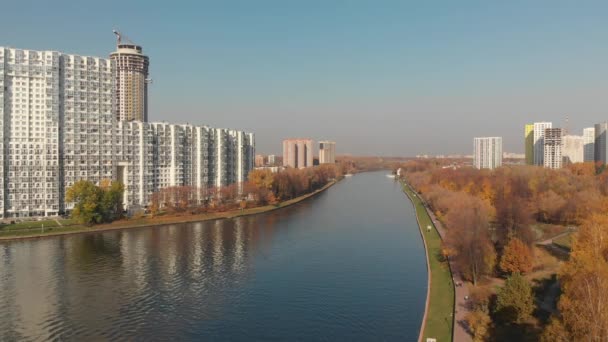 Visa ovanifrån Moskva Canal i Khimki, Ryssland — Stockvideo
