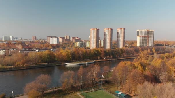 Näkymä ylhäältä Moskovan kanava Khimki, Venäjä — kuvapankkivideo