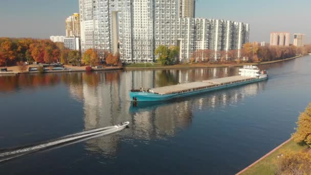ヒムキ, ロシア連邦 - 10 月 17 日。2018。 貨物船名 Volgo ドン モスクワ運河に沿ってセーリング — ストック動画