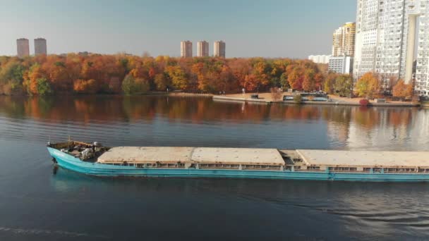 Khimki, Rusko - 17 října. 2018. nákladní loď volgo název domény-Don plachtění podél moskevský kanál — Stock video