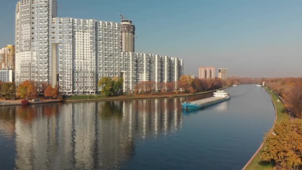 Khimki, Oroszország - október 17. 2018. a rakomány név Volgo-Don mentén a csatorna közelében lakó komplex Mayak vitorlás hajó — Stock videók