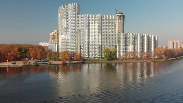 Khimki, Russia - 17 ottobre. 2018. Canale di Mosca vicino complesso residenziale Mayak — Video Stock
