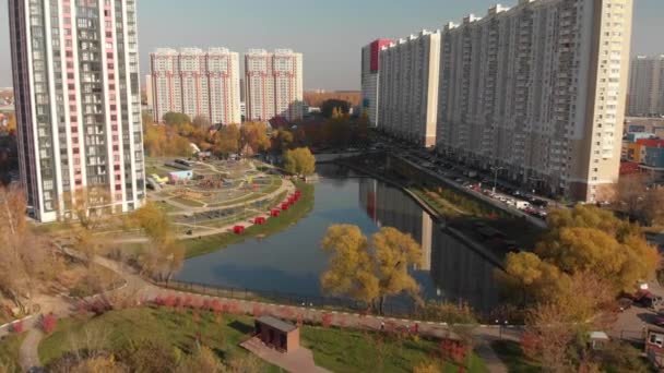 Moderní obytné budovy kolem rybníka Levoberezhny v Khimki, Rusko