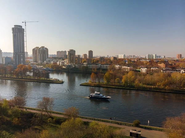 Visa ovanifrån Moskva Canal och Khimki city, Ryssland — Stockfoto