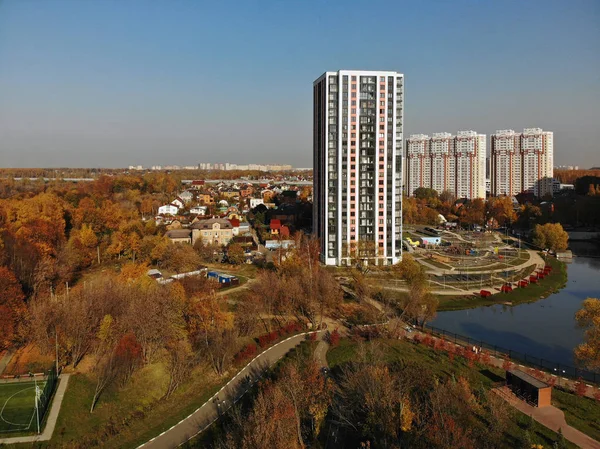 Maisons à un étage et à plusieurs étages à Khimki, Russie . — Photo