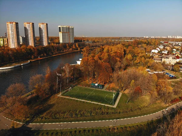 Stadtbild mit Fußballplatz in Chimki, Russland — Stockfoto