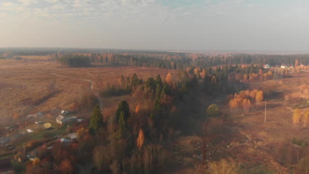 Voando sobre o campo em uma manhã nebulosa na Rússia — Vídeo de Stock