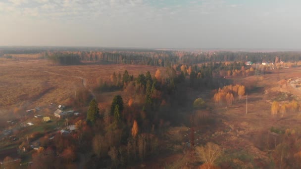 Terbang melewati pedesaan di pagi yang berkabut di Rusia — Stok Video