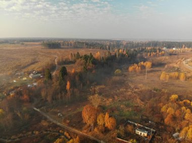 Sisli sabahın erken saatlerinde kırsal Rusya kesimde üstten görünüm