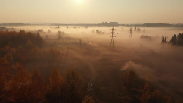 Foggy προαστιακό τοπίο με γραμμές ηλεκτρικού ρεύματος στη Ρωσία. — Αρχείο Βίντεο